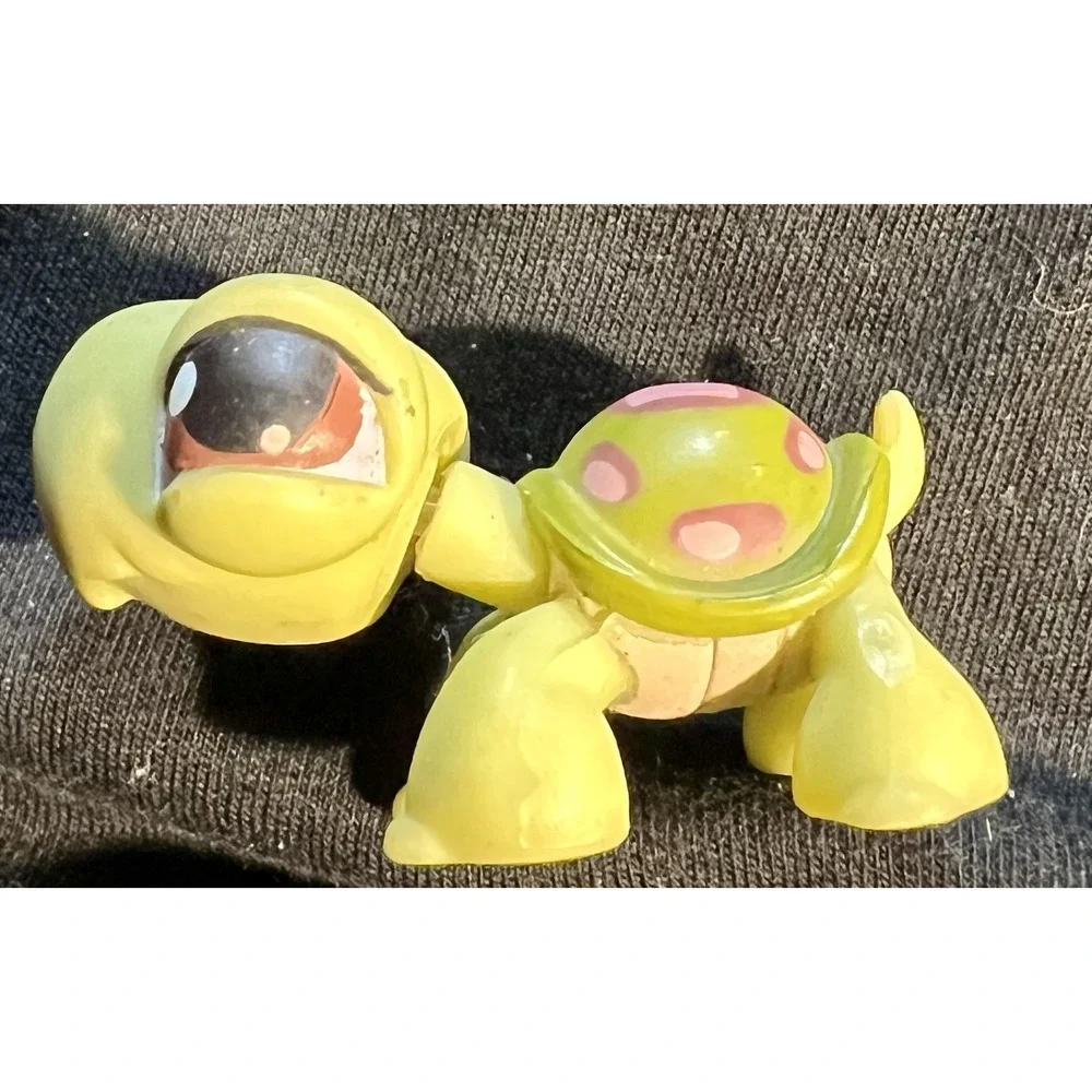 Hasbro Littlest Pet Shop‎ Turtle Figure Yellow with Pink Spots